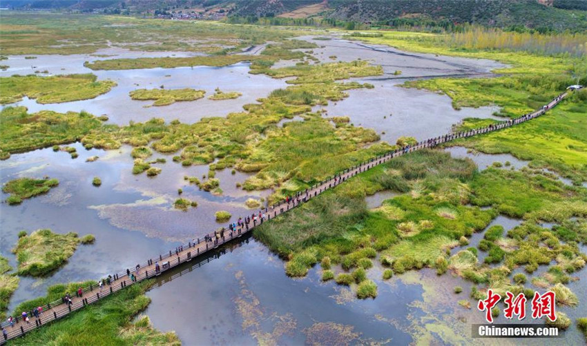Faszinierende Herbstlandschaft am Lugu-See