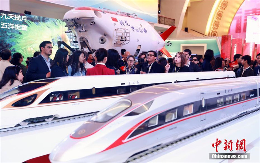 Ausl?ndische Journalisten fokussieren sich auf Ausstellung über Chinas Erfolge der vergangenen fünf Jahre