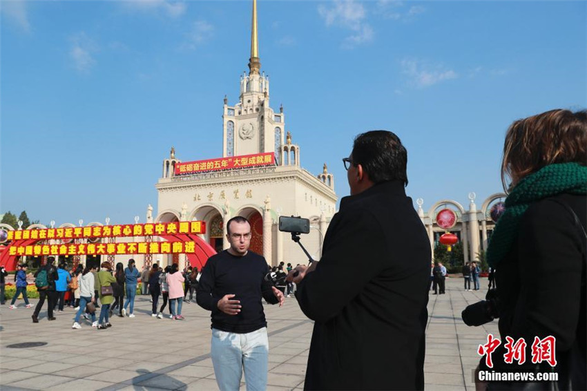 Ausl?ndische Journalisten fokussieren sich auf Ausstellung über Chinas Erfolge der vergangenen fünf Jahre