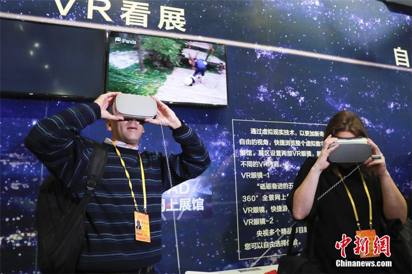 Ausl?ndische Journalisten fokussieren sich auf Ausstellung über Chinas Erfolge der vergangenen fünf Jahre