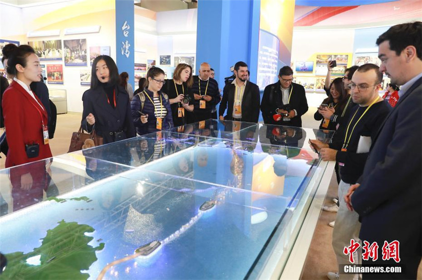 Ausl?ndische Journalisten fokussieren sich auf Ausstellung über Chinas Erfolge der vergangenen fünf Jahre