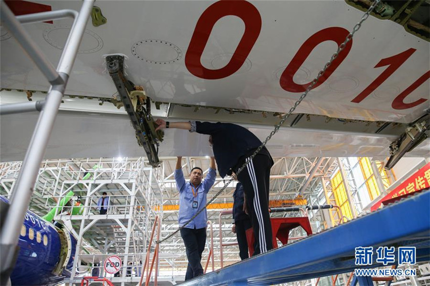 Lackieren des Gro?raumflugzeugs C919-102 vollendet