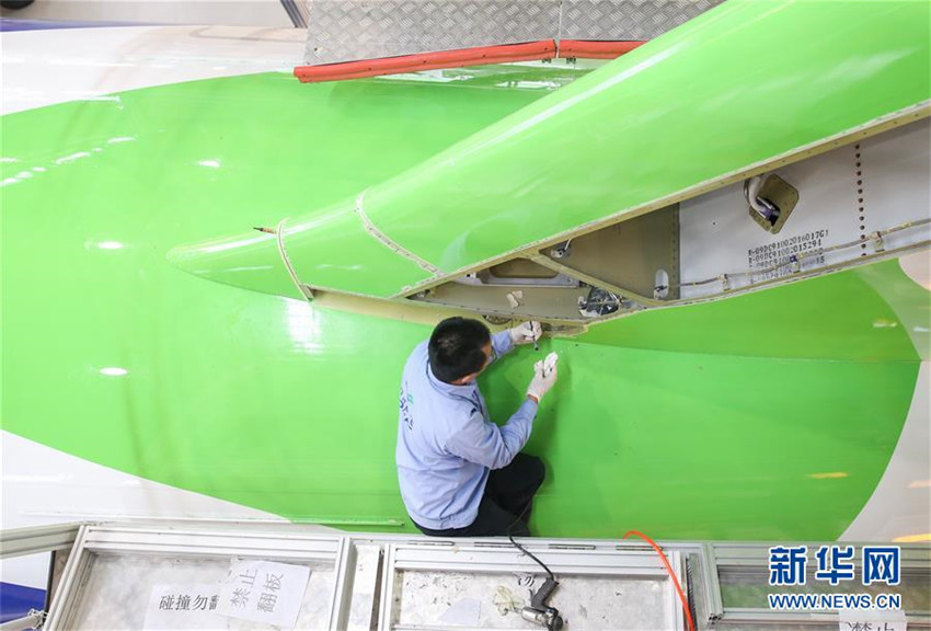 Lackieren des Gro?raumflugzeugs C919-102 vollendet