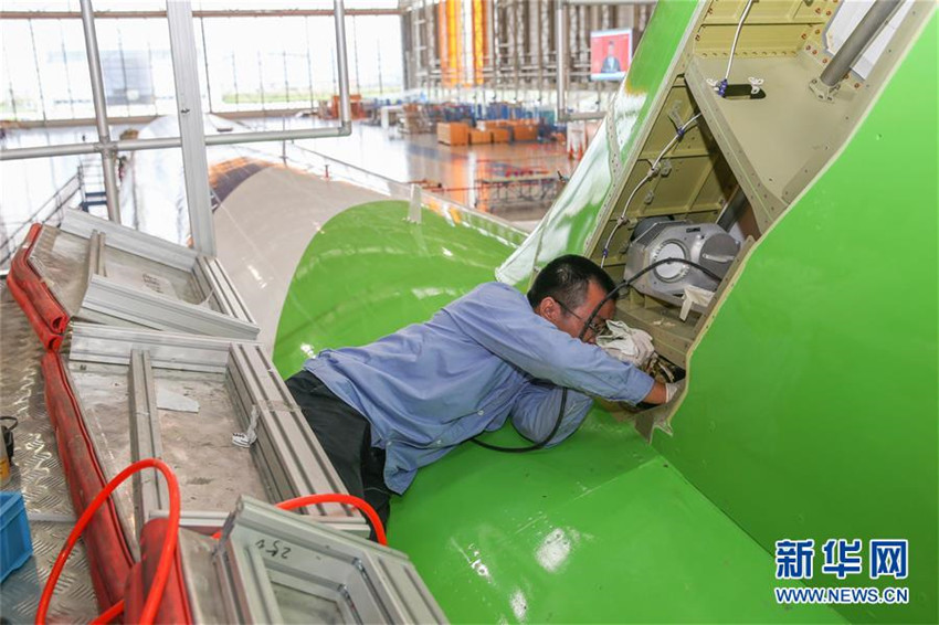 Lackieren des Gro?raumflugzeugs C919-102 vollendet