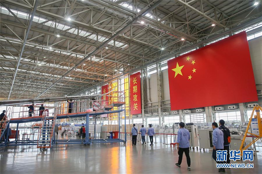 Lackieren des Gro?raumflugzeugs C919-102 vollendet