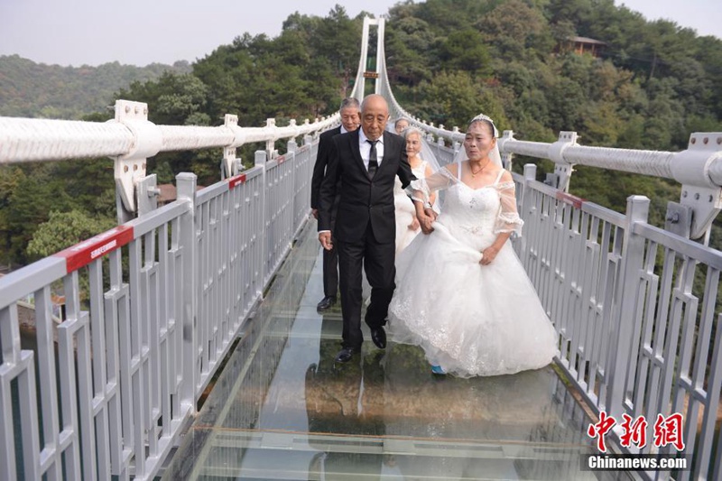 Fotos für goldene Hochzeit auf Glasbrücke in schwindelerregender H?he