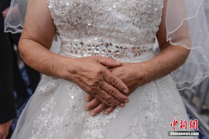 Fotos für goldene Hochzeit auf Glasbrücke in schwindelerregender H?he