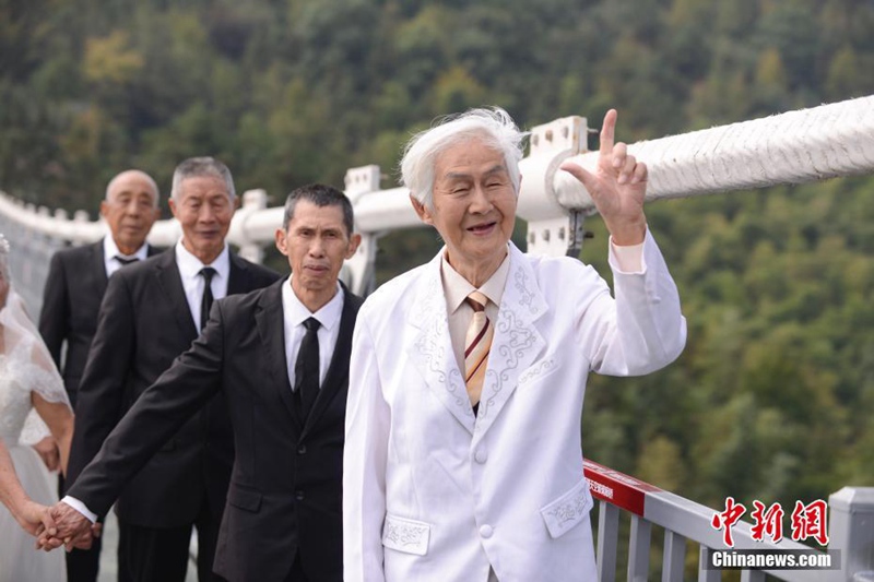 Fotos für goldene Hochzeit auf Glasbrücke in schwindelerregender H?he