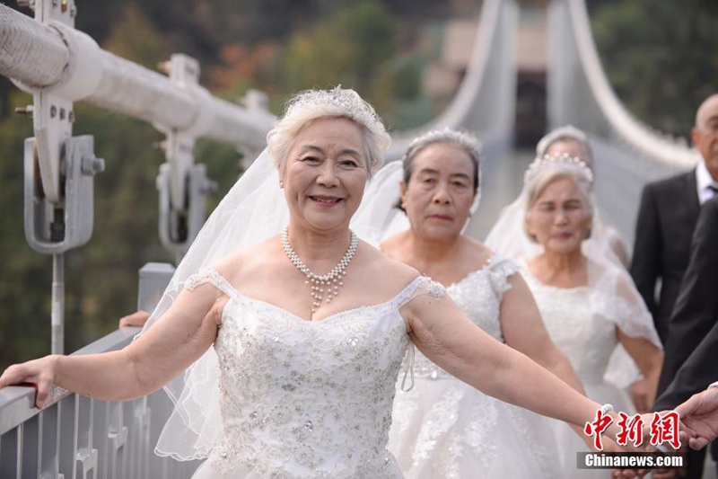 Fotos für goldene Hochzeit auf Glasbrücke in schwindelerregender H?he