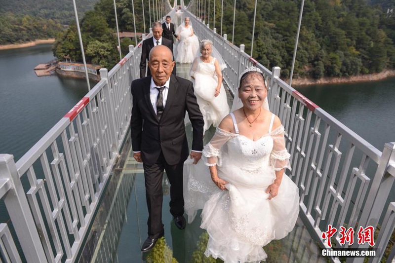 Fotos für goldene Hochzeit auf Glasbrücke in schwindelerregender H?he