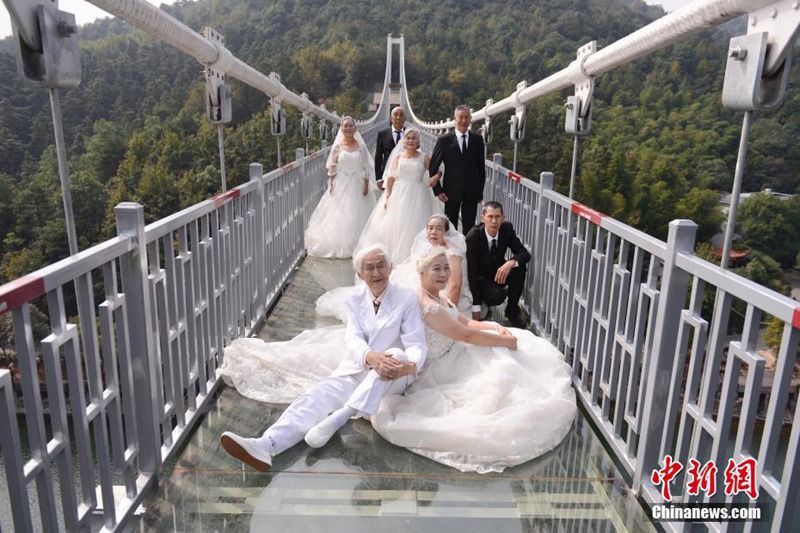 Fotos für goldene Hochzeit auf Glasbrücke in schwindelerregender H?he