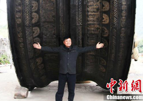 Weltweit gr??te Bronzetrommel wird in Guangxi gegossen