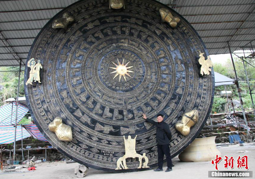 Weltweit gr??te Bronzetrommel wird in Guangxi gegossen