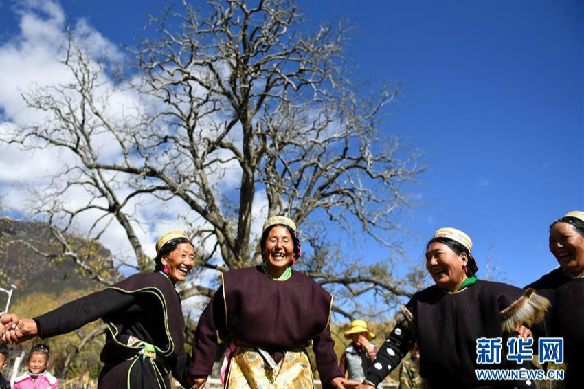 Menschen in Gompo feiern traditionelles Neujahrsfest