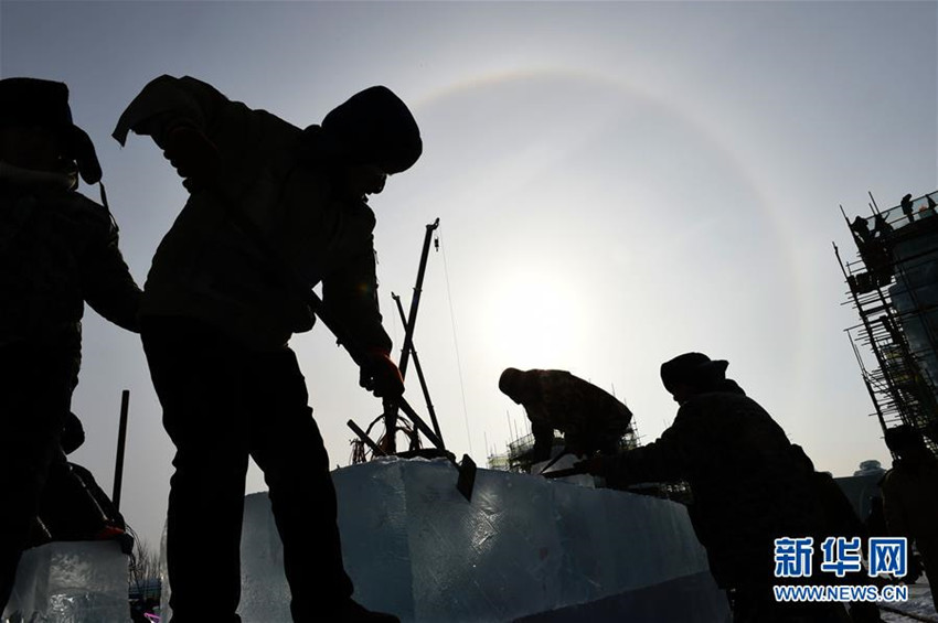Betriebsame Baustelle auf der ?Eis- und Schneewelt“ in Harbin