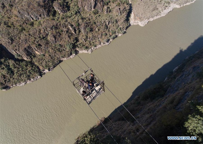 Brücke ersetzt Seilbahn über Jinsha-Fluss