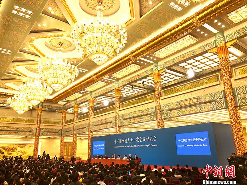 Der Ministerpr?sident Li Keqiang stellt sich der Pressekonferenz