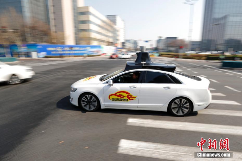 Autonome Fahrzeuge rollen auf Beijings Stra?en