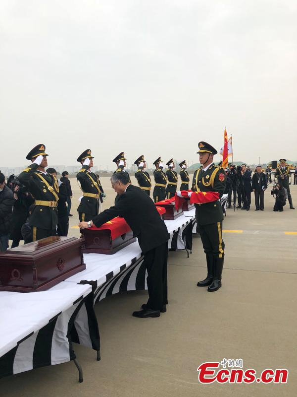 Südkorea übergibt die überreste chinesischer Soldaten, die w?hrend des Korea Krieges umkamen