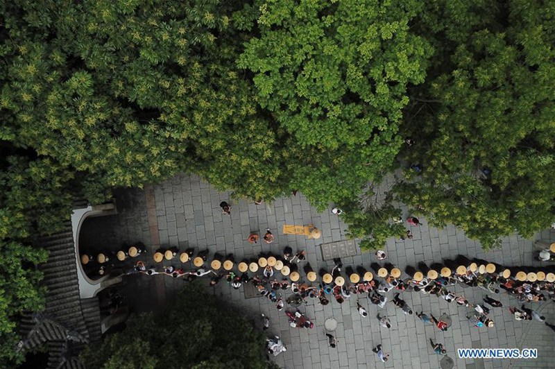M?nche nehmen an traditionellem Fu?marsch in Hangzhou teil