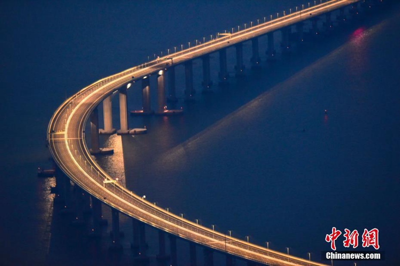 Die weltl?ngste Meeresbrücke bei Nacht