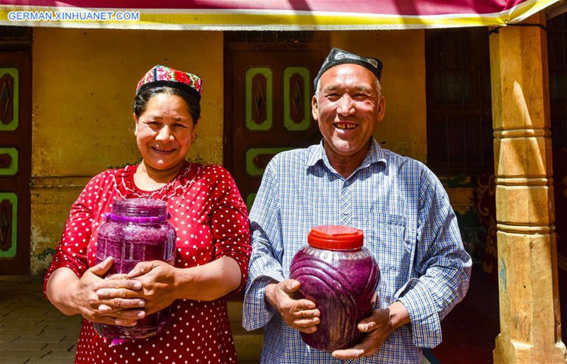 Leute verdienen durch Herstellung von Rosenso?e in Xinjiang