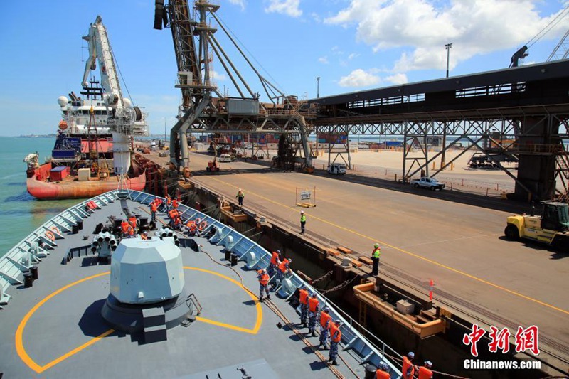 Chinesisches Schiff l?uft in den Hafen von Darwin ein