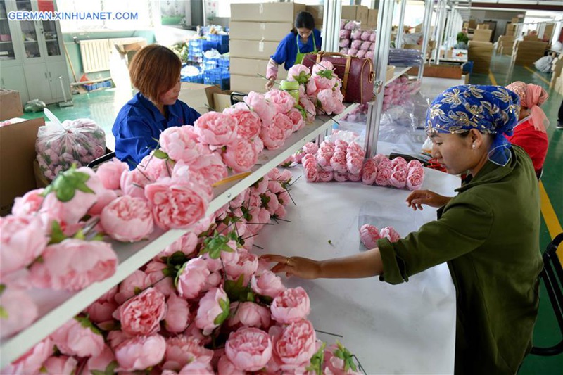 Herstellung künstlicher Blumen dient Armutsbefreiung in Ningxia