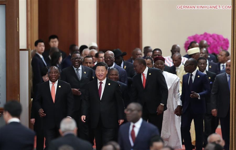 Xi Jinping sitzt erster Phase des Rundtisch-Treffens des Beijing-Gipfeltreffens 2018 des FOCAC vor
