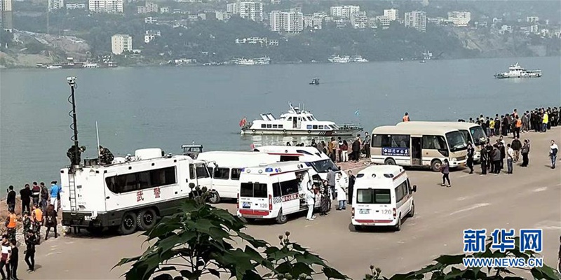 Rettungskr?fte im Dauereinsatz nach Busunfall in Chongqing