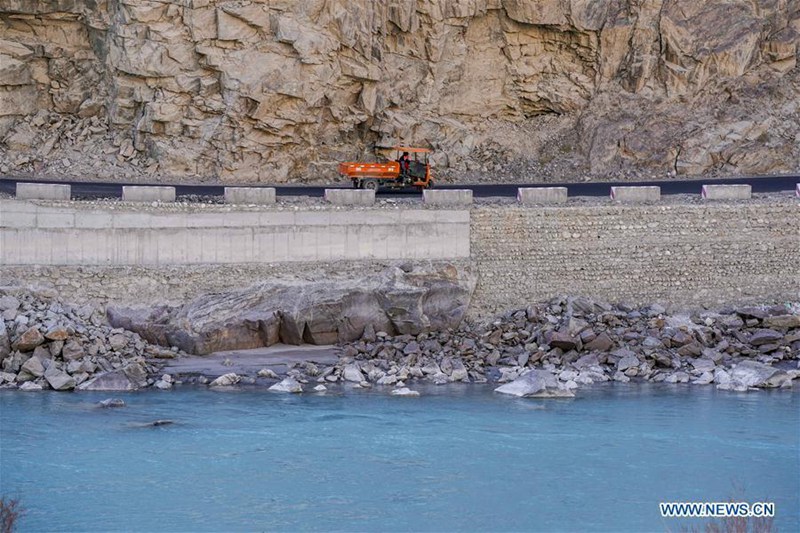 Infrastrukturbau verbessert die Verkehrslage von Datong Township in Xinjiang