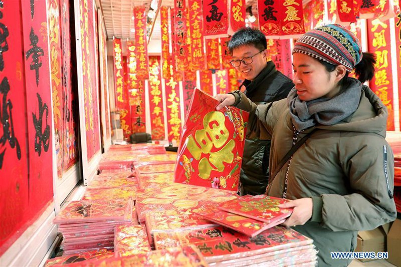 Reges Treiben beim Kauf von Neujahrsfestdekorationen auf Markt in Provinz Hebei 