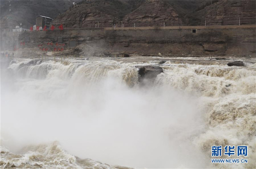 Pr?chtige Frühjahrsflut des Hukou-Wasserfalls