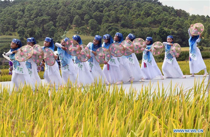 Menschen im ganzen Land feiern das chinesische Erntedankfest