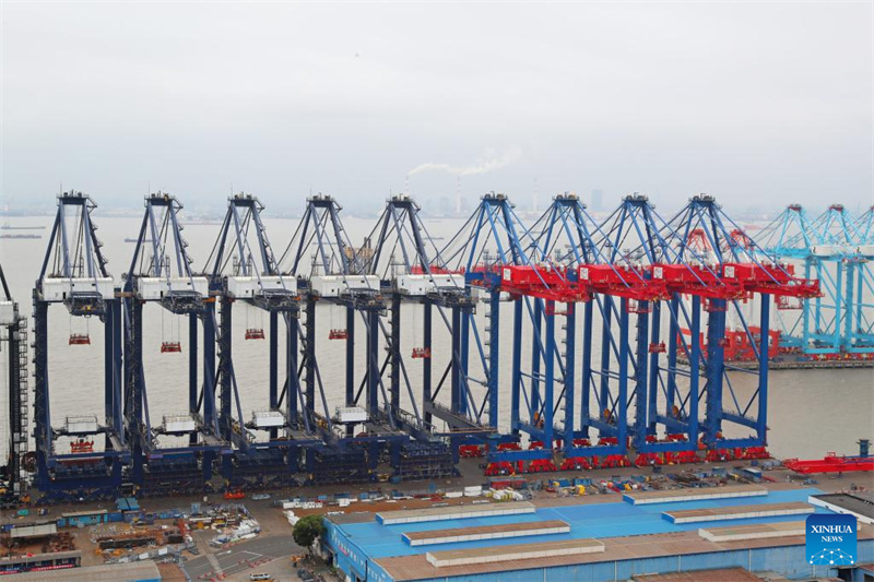 Containerkr?ne am Produktionsstandort Changxing von Shanghai Zhenhua Heavy Industries
