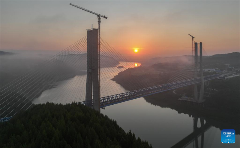 Stahlfachwerktr?ger der Hanjiang-Brücke der Hochgeschwindigkeitsbahnstrecke Xi'an-Shiyan fertiggestellt